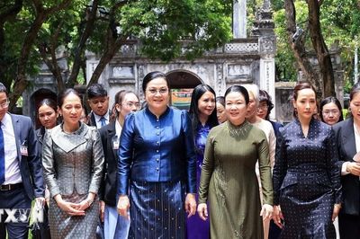 Phu nhân Thủ tướng Lê Minh Hưng cùng Phu nhân Thủ tướng các nước Lào, Campuchia, Thái Lan thăm Văn Miếu-Quốc Tử Giám