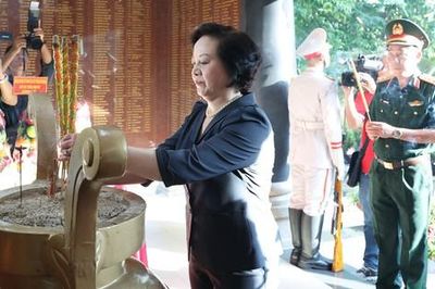Phó Thủ tướng Phạm Thị Thanh Trà dâng hương tưởng niệm các anh hùng liệt sĩ tại Công viên Lê Thị Riêng