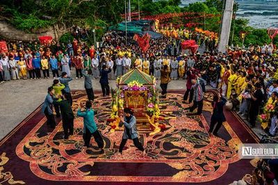 Núi Sam đông nghịt khách trong mùa lễ hội Vía Bà Chúa Xứ