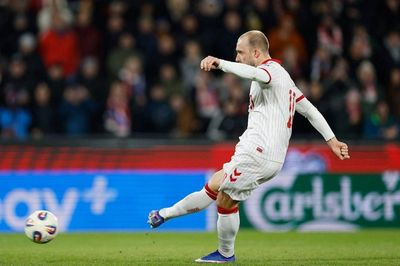 Christian Eriksen lại gục ngã trên sân trong trận đấu quốc tế
