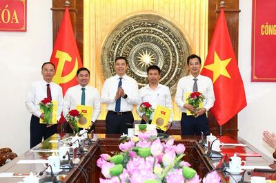 Công bố và trao Quyết định của Ban Thường vụ Tỉnh ủy Thanh Hóa về công tác cán bộ