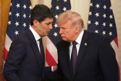 Ông Trump nỗ lực trấn an thị trường, khẳng định Fed cần giảm lãi suất thay vì tăng