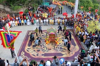 'Biển người' tham gia lễ phục hiện rước tượng Bà Chúa Xứ núi Sam