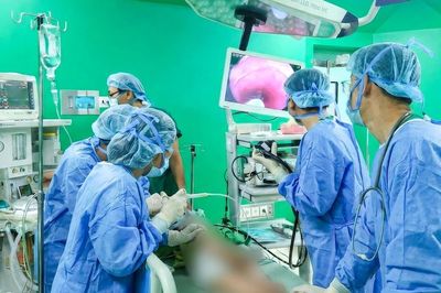 Nội soi lấy khuyên tai sắc nhọn cho bé gái 11 tháng tuổi