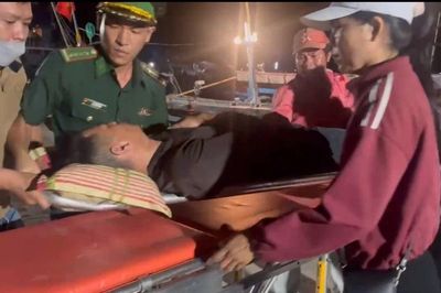 Kịp thời cấp cứu ngư dân gặp sự cố sức khỏe khi đang đánh bắt trên biển
