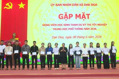 Trao quà 'Tiếp sức mùa thi' cho học sinh lớp 12 có hoàn cảnh khó khăn tại Đak Đoa
