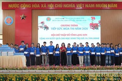 Trao quà tiếp sức mùa thi cho học sinh lớp 12 tại Trường THPT Dân tộc nội trú tỉnh