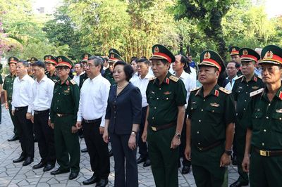 Phó Thủ tướng Phạm Thị Thanh Trà dâng hương tưởng niệm các anh hùng liệt sĩ tại Công viên Lê Thị Riêng