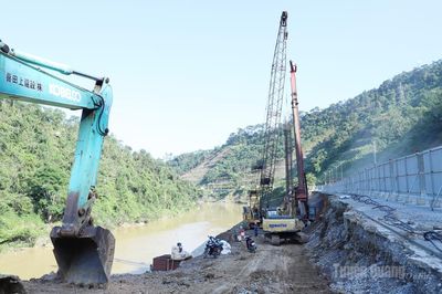 Khẩn trương thi công công trình chống sạt lở Quốc lộ 2 đoạn qua phường Hà Giang 1