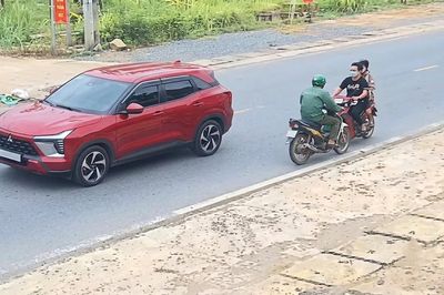 Bám đuôi ô tô để vượt, xe máy đấu đầu xe ngược chiều