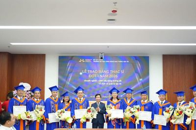 Trường Đại học Công nghệ Giao thông Vận tải trao bằng tốt nghiệp thạc sĩ ngành đường sắt cho 45 học viên