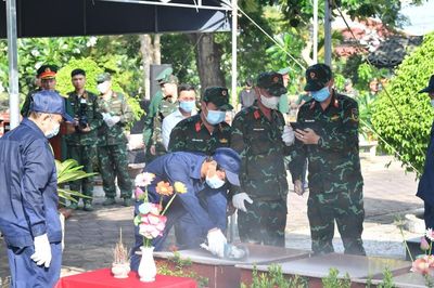 TP. Cần Thơ: Lấy mẫu sinh phẩm AND xác định danh tính hài cốt liệt sĩ