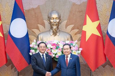 Chủ tịch Quốc hội Trần Thanh Mẫn hội kiến Thủ tướng Cộng hòa Dân chủ Nhân dân Lào Sonexay Siphandone