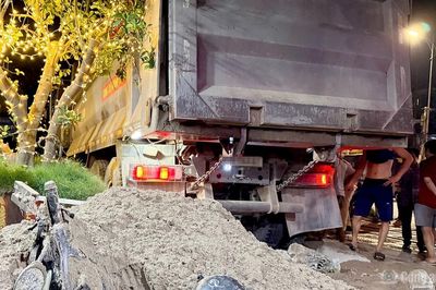 Xe tải vượt đường ngang, bị tàu hỏa tông văng