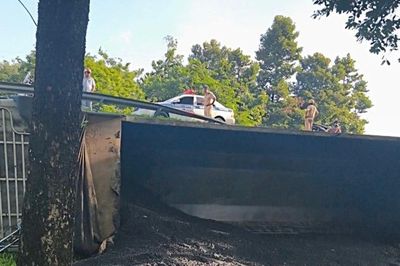 Xe ben chở đầy nhựa đường văng khỏi cầu vượt, lật ngang