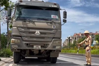 CSGT kiểm tra hoạt động vận chuyển vật liệu xây dựng