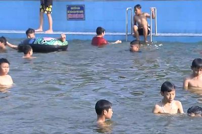 Biến ao làng thành bể bơi, giải nhiệt mùa hè