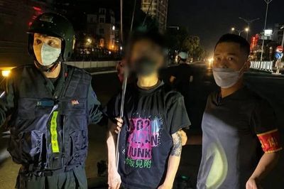 Khống chế hai thanh niên mang phóng đinh ba