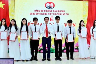 10 học sinh ưu tú Trường THPT Chuyên Lào Cai được kết nạp vào Đảng