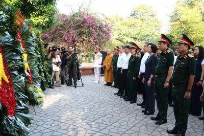 Phó Thủ tướng Phạm Thị Thanh Trà dâng hương tại Công viên Lê Thị Riêng