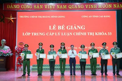 79 học viên hoàn thành lớp Trung cấp Lý luận chính trị khóa 33