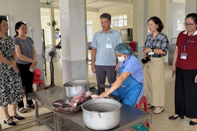 Kiểm tra an toàn thực phẩm tại Trường Phổ thông DTNT tỉnh trước Kỳ thi tốt nghiệp THPT