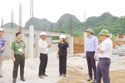 Phó Chủ tịch UBND tỉnh Hà Nhật Lệ kiểm tra tiến độ thi công Trường Phổ thông nội trú Tiểu học và THCS Phục Hòa