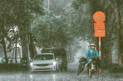 Đang nắng nóng, miền Bắc bất ngờ đón không khí lạnh hiếm gặp kèm mưa lớn diện rộng