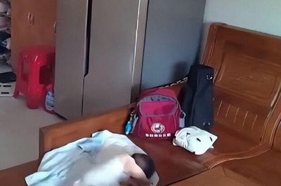 Nghỉ hè mẹ gửi con sơ sinh về quê cho bà nội chăm, nào ngờ xem camera ở nhà liền không thể bình tĩnh