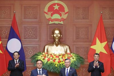Việt Nam - Lào trao 4 văn kiện hợp tác quan trọng