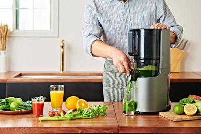 Mùa hè uống nước ép nên chọn máy ép chậm hay máy xay sinh tố? Đây là điểm khác biệt quan trọng