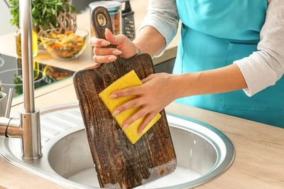 Thớt gỗ xuất hiện đốm mốc đừng vội bỏ: 4 cách làm sạch đơn giản giúp lấy lại độ an toàn khi chế biến thực phẩm