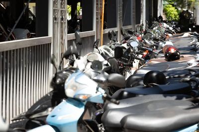 Những vật dụng tuyệt đối không nên để trong cốp xe máy mùa nắng nóng