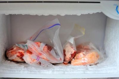 5 cách làm sạch ngăn đá tủ lạnh giúp thực phẩm tươi lâu, không còn mùi hôi