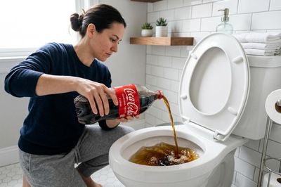 Đổ Coca-cola xuống bồn cầu có tác dụng gì?