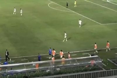 Ăn mừng cuồng nhiệt, U19 Indonesia xô ngã trợ lý Việt Nam