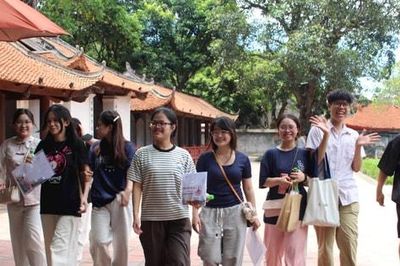 Sĩ tử xin chữ cầu may, háo hức nhận 'xoài Đăng khoa' tại Văn Miếu - Quốc Tử Giám