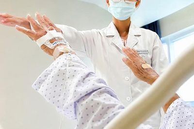 Đột quỵ trong lúc ăn cơm, cụ ông U100 hồi phục bất ngờ nhờ một quyết định của gia đình