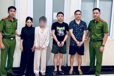 Hà Nội: Phát hiện 2 cô gái có biểu hiện bất thường, công an triệt phá điểm tổ chức sử dụng ma túy