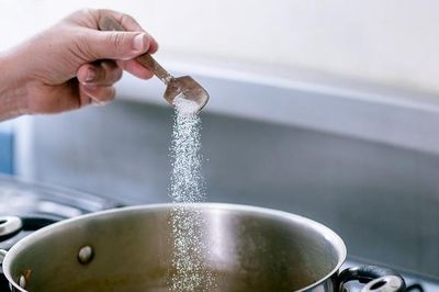 Ăn quá nhiều muối: 'Kẻ giết người thầm lặng' trong bữa ăn hằng ngày