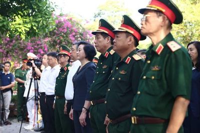 Phó Thủ tướng Phạm Thị Thanh Trà dâng hương tưởng niệm các anh hùng liệt sĩ tại Công viên Lê Thị Riêng