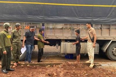 Bắt quả tang các đối tượng hút trộm dầu trên xe tải ở Đồng Nai