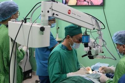 Mắt đỏ ngầu sau khi uống rượu bia, dấu hiệu cảnh báo nguy hiểm