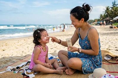 Chuyên gia chỉ dẫn 5 tiêu chí chọn kem chống nắng an toàn, phù hợp cho trẻ em