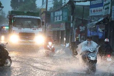 Dải mây dông rất mạnh đang mở rộng, cảnh báo dông lốc nhiều tỉnh thành miền Bắc