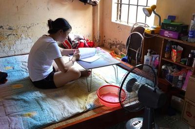 Phòng trọ mái tôn thành 'lò nung', sinh viên tìm đủ cách tránh nóng