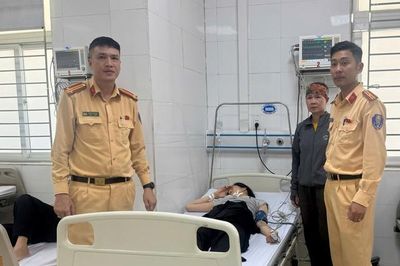 Dùng xuồng cao tốc đưa nữ thuyền viên nghi tai biến đi cấp cứu