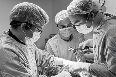 Từ ngồi xe lăn đến đạp xe đưa con đi học, hành trình hồi sinh của bệnh nhân ung thư phổi giai đoạn cuối