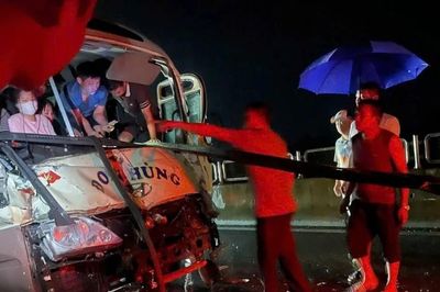 Tai nạn liên hoàn giữa 4 ô tô trên cao tốc Tuyên Quang- Phú Thọ, nhiều khách bị mắc kẹt