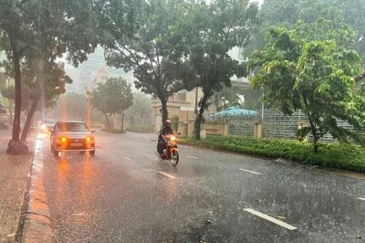 Không khí lạnh bao trùm, giữa hè mà Bắc bộ mát mẻ như Đà Lạt